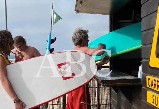 Fernando Simón, sábado de surf en Portugal en plena oleada de rebrotes
