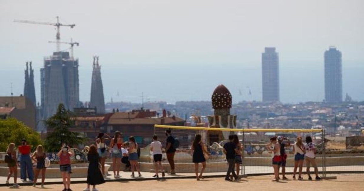 Varios visitantes en el parque Güell de Barcelona este sábado