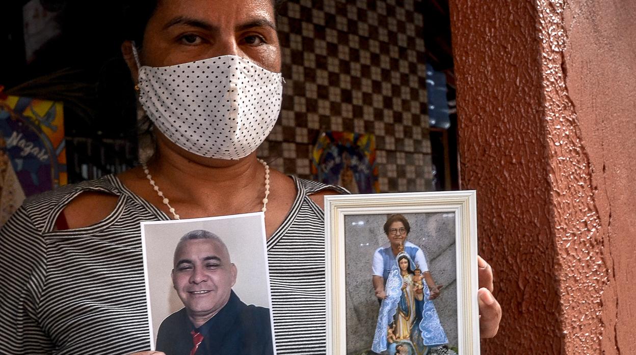 Andenilce, con los retratos de la madre, y del hermano, Carlos Emerson, de 47 años, que murió unos días después