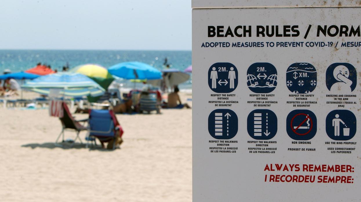 Playa de Finestrat (Alicante) que ya prohibía fumar en la playa