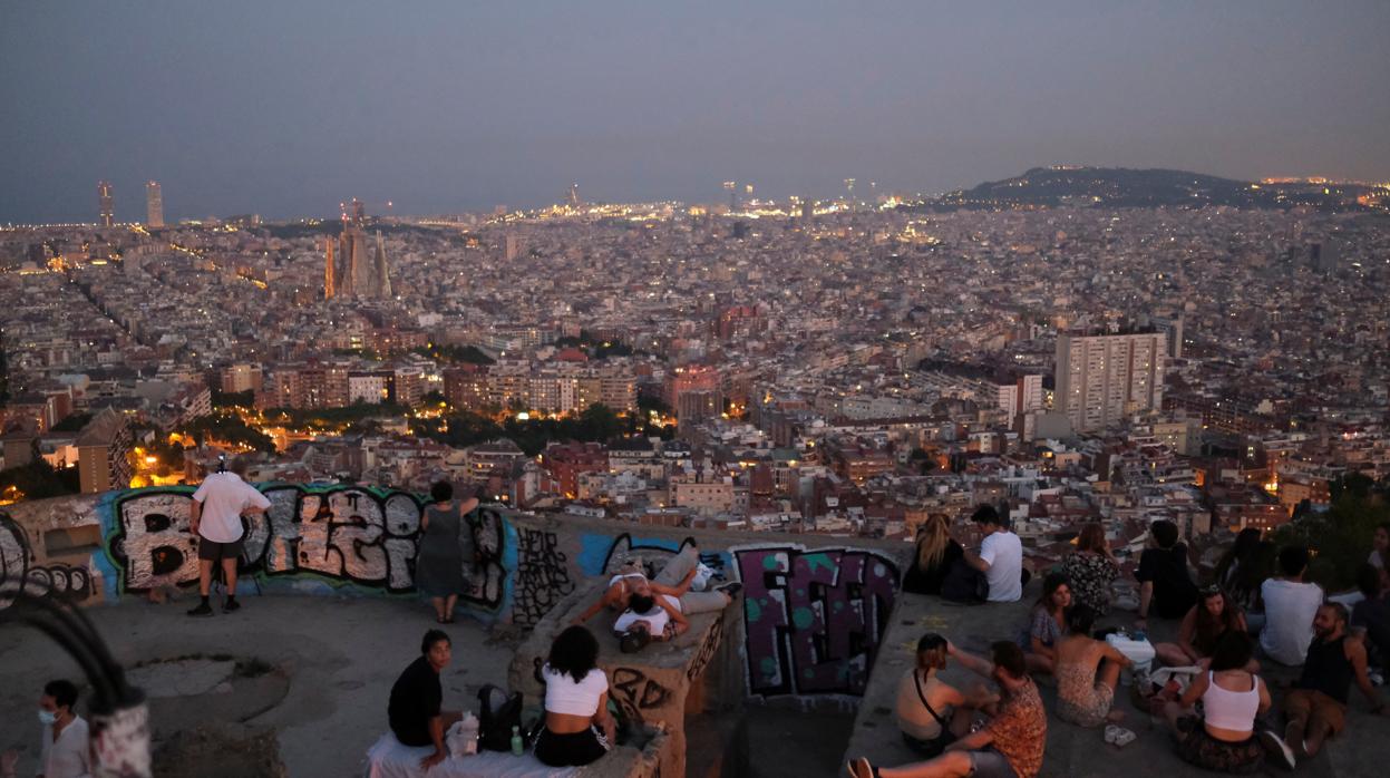 Turistas y lugareños se agolpan en el mirador del Turó de la Rovira en Barcelona