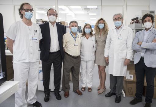 Juntos, los equipos del Gregorio Marañón, con el gerente Joseba A. Barroeta (segundo por la derecha) y de Línea Directa (Francisco Valencia, segundo por la izquierda)