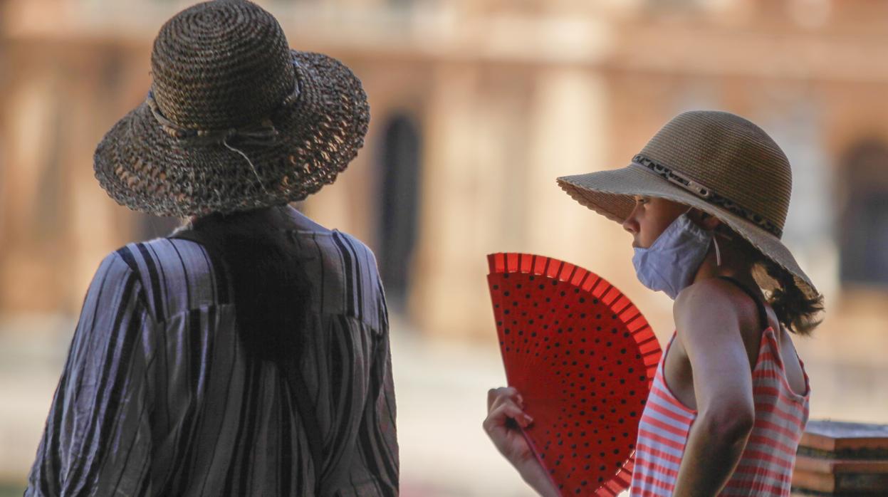 Una niña se abanica por el intenso calor en Sevilla