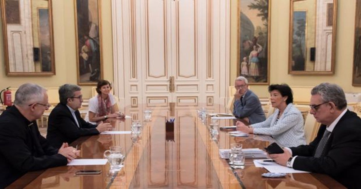 El secretario general de la CEE, Luis Argüello (centro a la izqda) en la reunión con Isabel Celaá