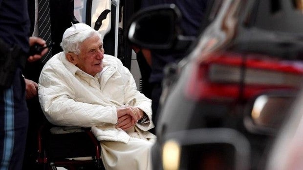 Benedicto XVI está «muy frágil» debido a una infección en la piel, según su biógrafo