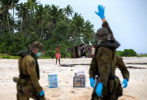 Los rescatadores en la isla tras depositar agua y comida