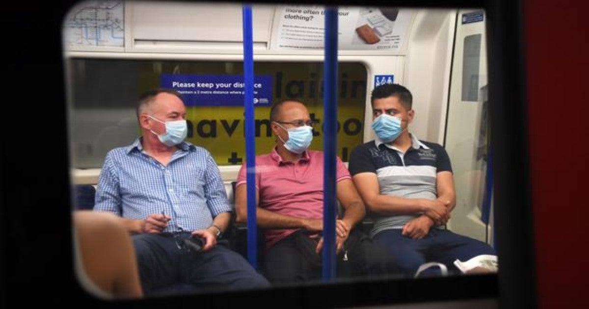 Viajeros en el metro londinense protegidos con mascarilla