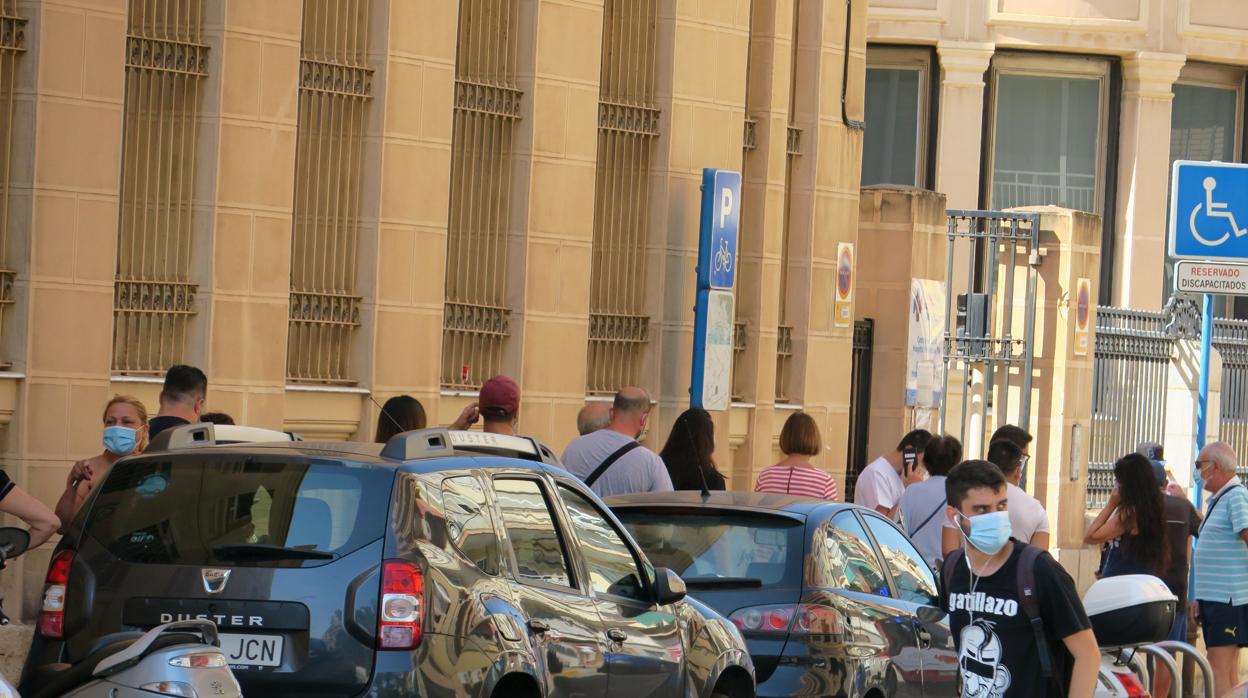 Cola de pacientes, esperando entrar a un centro de salud en Alicante