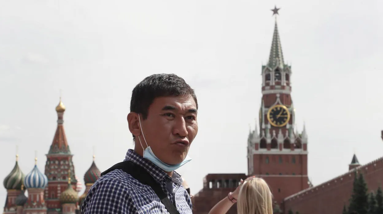 Un hombre con la mascarilla mal colocada en la Plaza Roja de Moscú