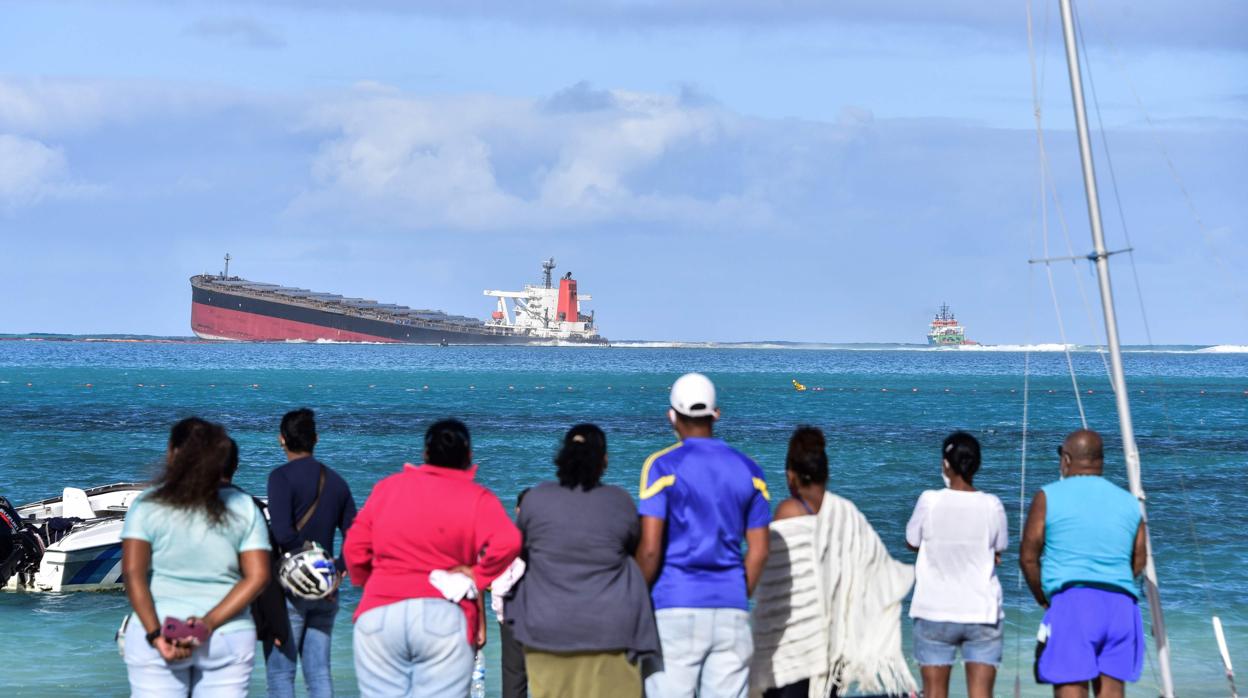 El buque «MV Wakashio» parcialmente hundido