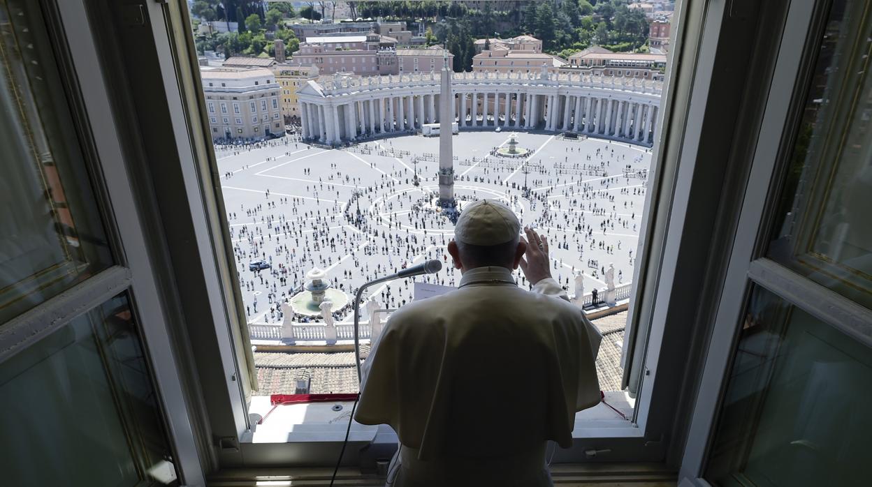 El Papa Francisco desde la ventana del Vativano que da a la Plaza de San Pedro