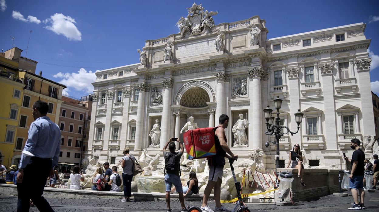 Turistas ante la Fontana de Trevi, uno de los monumentos más visitados en Roma