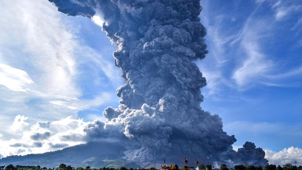 El volcán indonesio Sinabung entra en erupción y expulsa una columna de ceniza de 4.500 metros