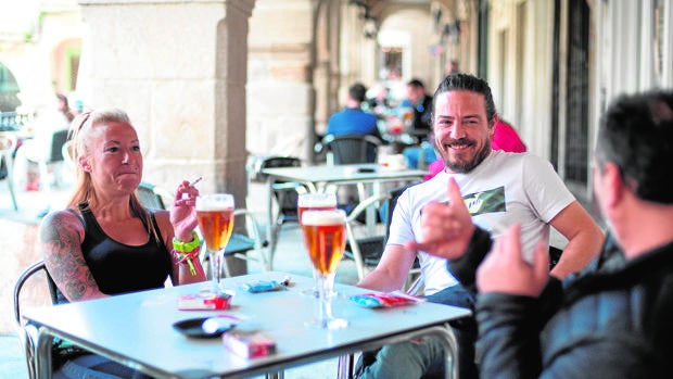¿Por qué no se debe fumar en una terraza en plena pandemia?