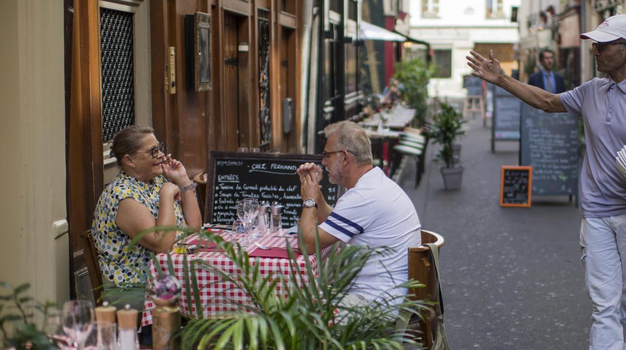 Pequeño restaurante en una céntrica calle de París