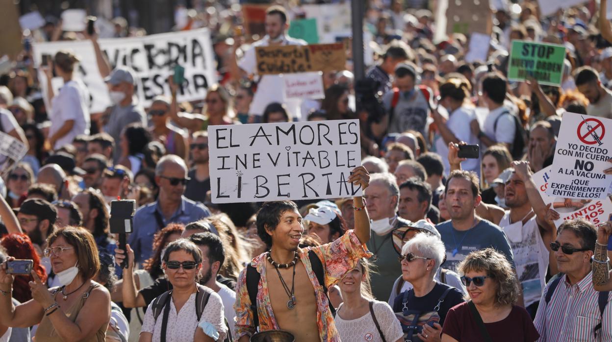 Un momento de la manifestación, la gran mayoría sin cumplir con la distancia social y sin mascarilla