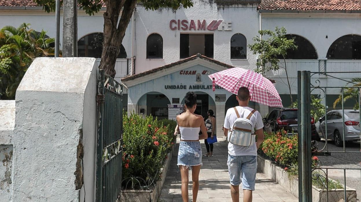 Vista de la fachada del Centro Integrado de Salud Amaury de Medeiros (CISAM) de Recife