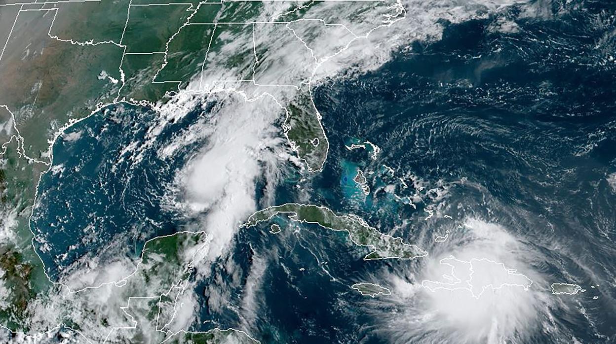 La imagen satelital muestra a la tormenta Laura sobre República Dominicana y Haití y a Marco avanzando hacia el Golfo de México