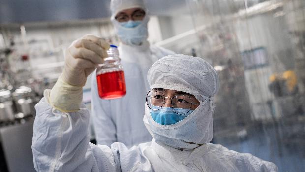 China administra vacunas experimentales contra el coronavirus a grupos de alto riesgo desde julio