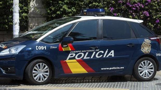 Detenido un hombre semidesnudo por golpear con su miembro viril a una mujer en una cafetería de Palma