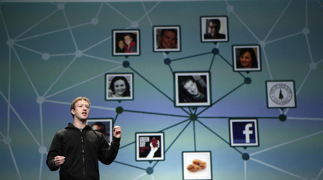Zuckerberg durante una presentación de Facebool