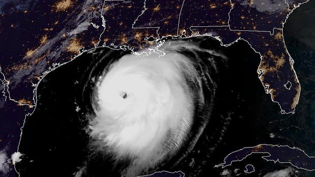 El huracán Laura amenaza EE.UU. con daños catastróficos y una «marejada ciclónica insuperable»