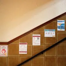 Los carteles avisando de las medidas higiénicas que deben seguir los niños trufan los colegios