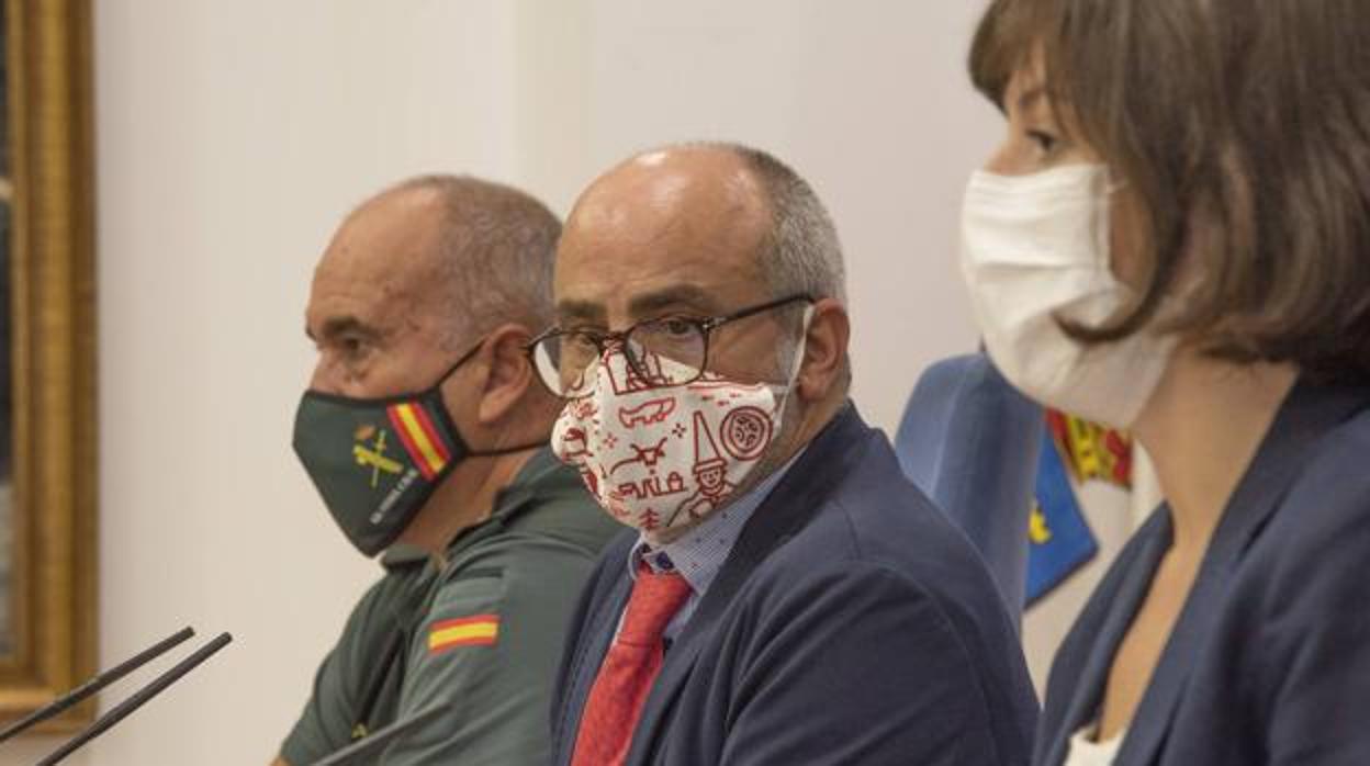 El coronel de la Guardia Civil, el consejero de Sanidad y la directora general de Salud Pública, en la rueda de prensa de esta mañana.