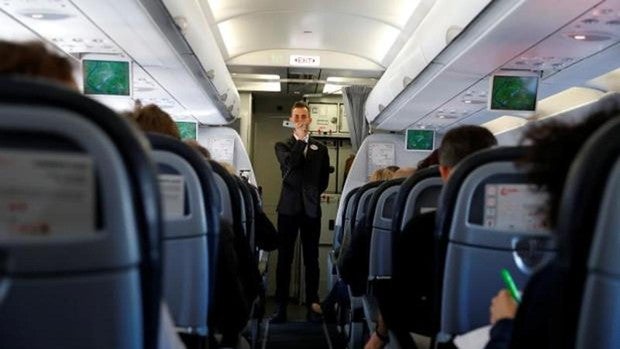 Tarda 4 horas en comerse una bolsa de patatas en un vuelo a Tenerife para no ponerse la mascarilla