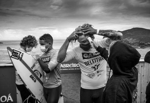 Agosto 2020: Un grupo de surfistas de élite se les toma la temperatura durante la prueba del circuito profesional de Surf del Patín Clasic