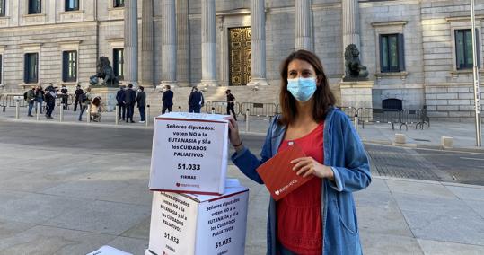 La portavoz de Derecho a Vivir este jueves a las puertas del Congreso de los Diputados