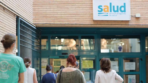 Los médicos de Atención Primaria avisan del colapso y piden ayuda para hacer PCR y dar resultados