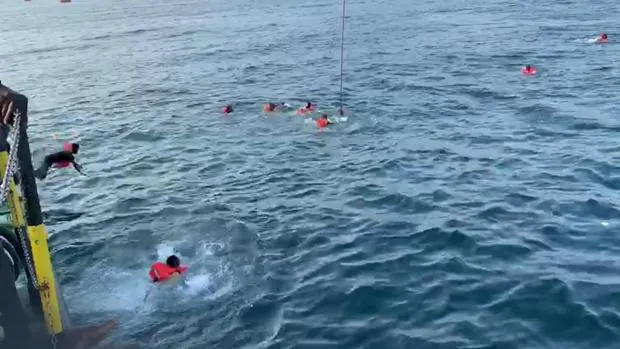 Más de un centenar de migrantes se lanzan al mar desde el Open Arms por desesperación ante el retraso del desembarco