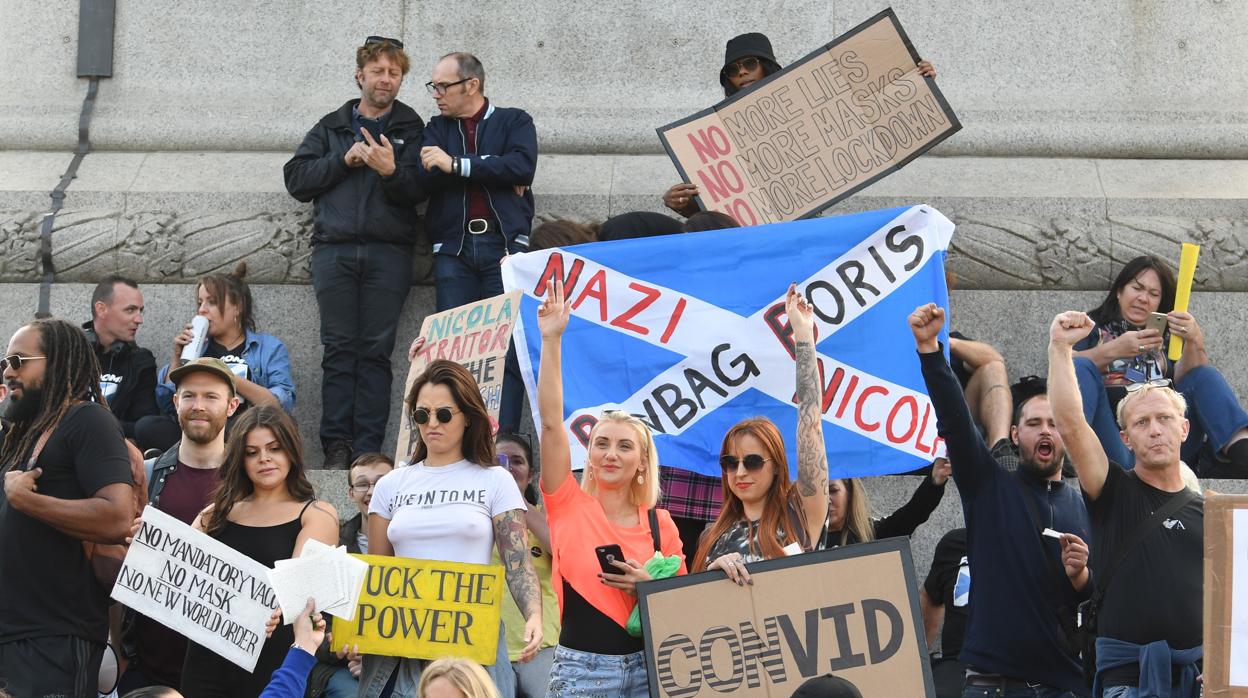 Manifestantes sostienen pancartas en Trafalgar Square