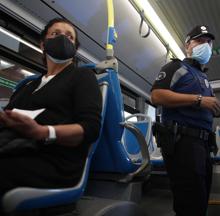 Un policía controla los viajes en autobús en el distrito de Puente de Vallecas