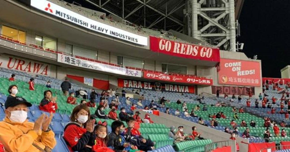 Gradas del Estadio de Saitama 2002, donde unas 7.000 personas contemplan en riguroso silencio un partido de la liga japonesa