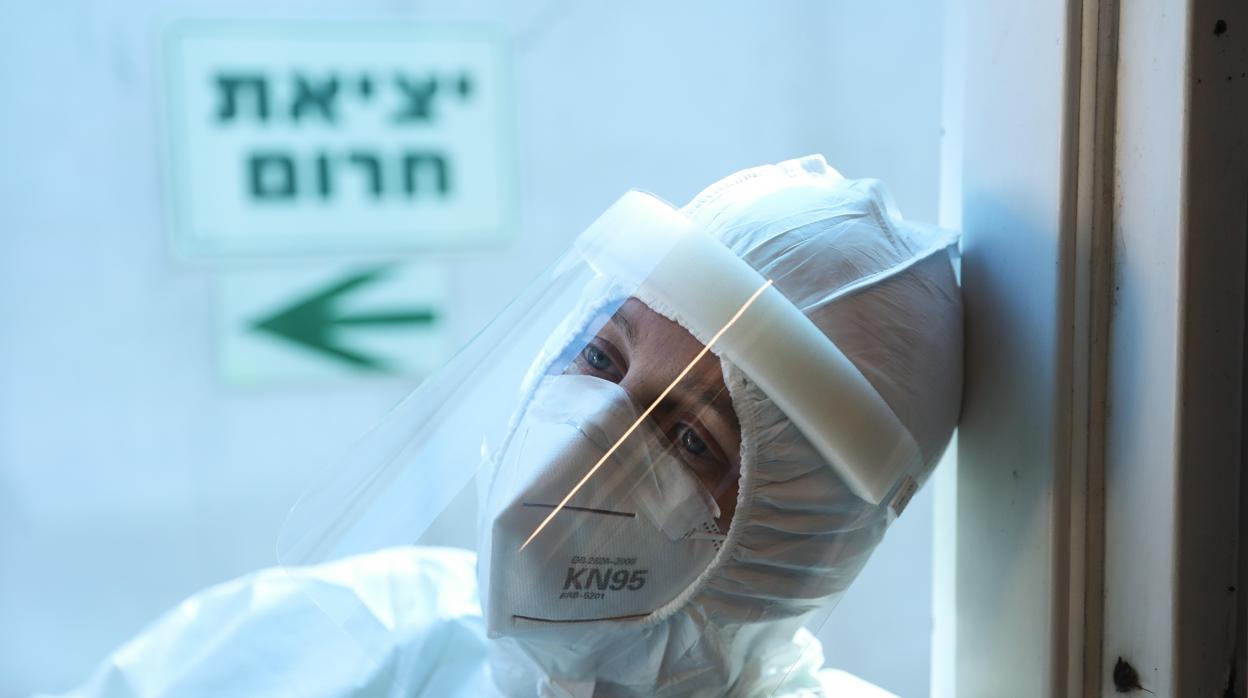 Una médico con traje de protección en Israel