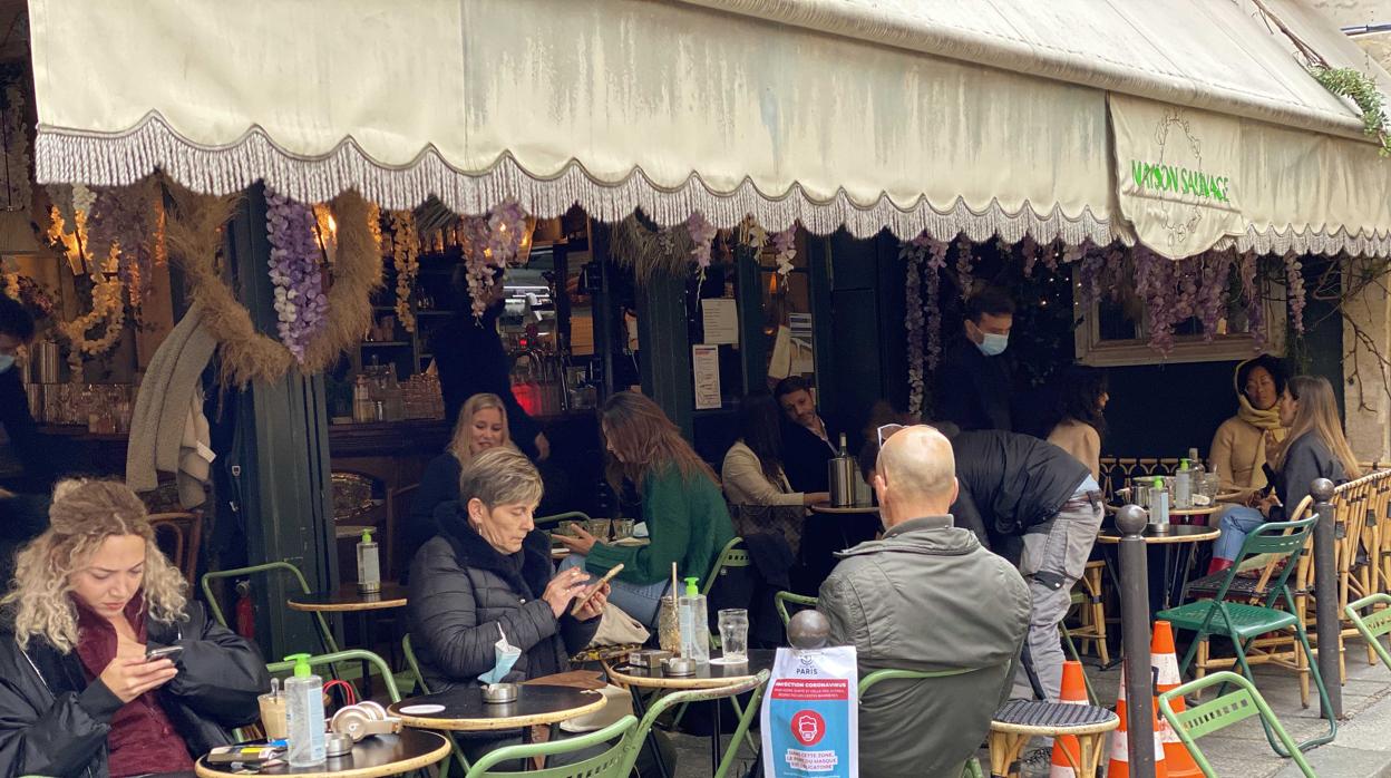 Café famoso y concurrido, rue de Buci esquina rue Gregoire de Tours