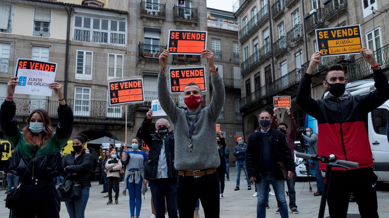 Asociaciones de hosteleros de Orense protestan ayer, el primer día del cierre de la ciudad decretado ante el aumento de contagios de Covid-19 