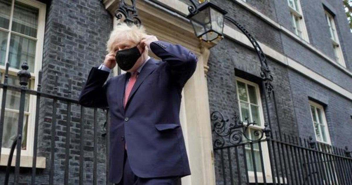 El primer ministro Boris Johnson sale de Downing Street