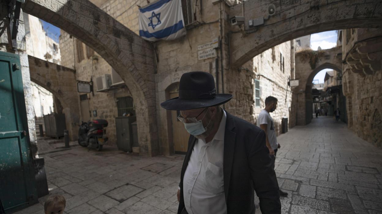 Un hombre porta una mascarilla por las calles de Jerusalén