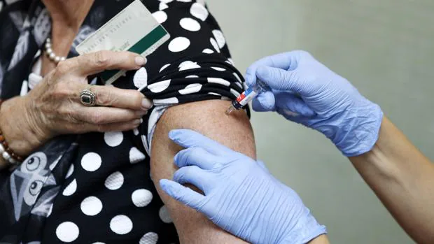 Sanidad afirma que la vacuna de la gripe es segura para enfermos de coronavirus