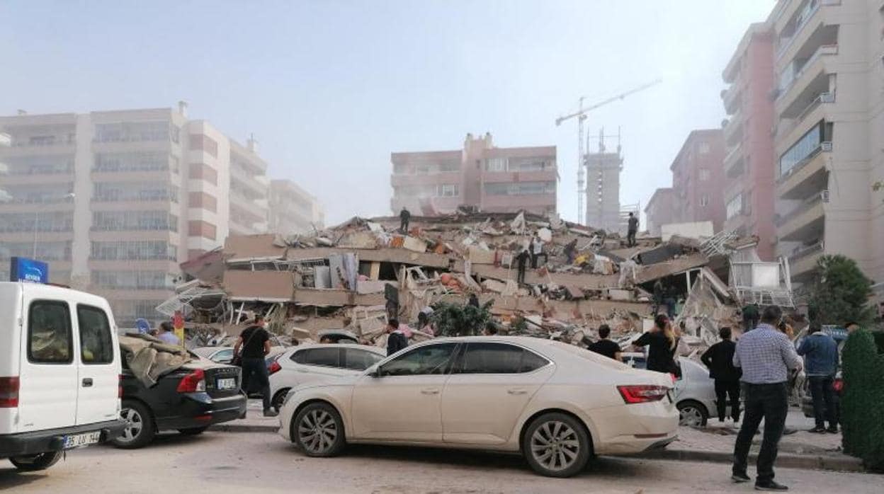 Grandes daños y colapso de edificios en Izmir, Turquía tras terremoto de 7.0 Mw en Grecia