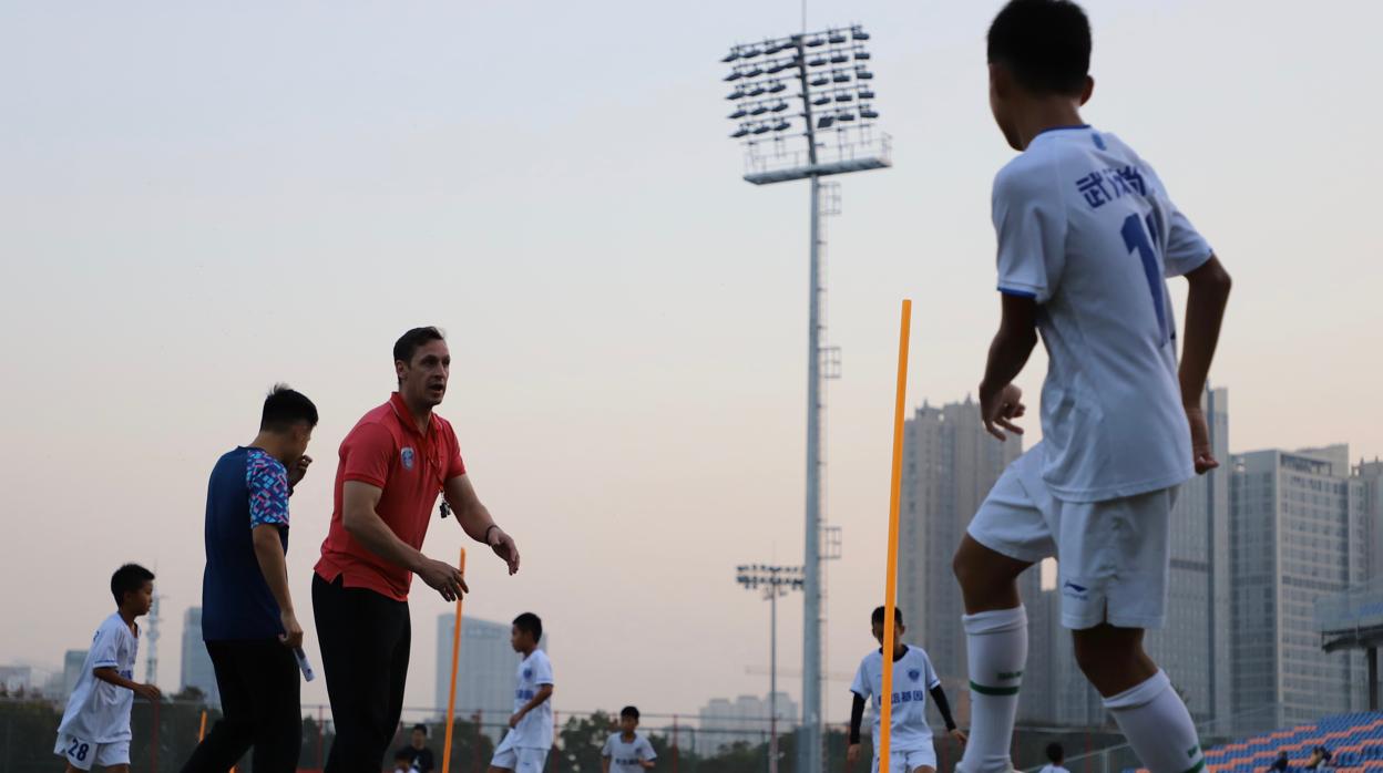 Martín Javier Ráez, de Úbeda, entrena a niños de entre 11 y 14 años para formar la cantera del Wuhan Shangwen Tres Ciudades