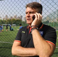 Pedro Morilla, director técnico del club habla tres veces al día con su famiia en Sevilla