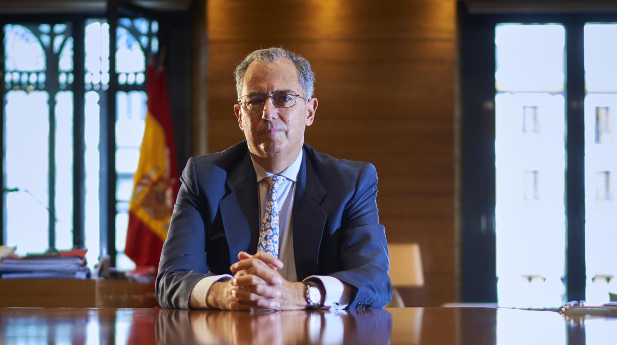 El consejero de Educación de la Comunidad de Madrid, Enrique Ossorio, posa para ABC en su despacho de la calle Alcalá