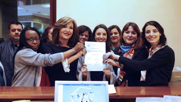 Ocho históricas del PSOE exigen a Sánchez que paralice la «ley trans» tal y como la plantea Irene Montero