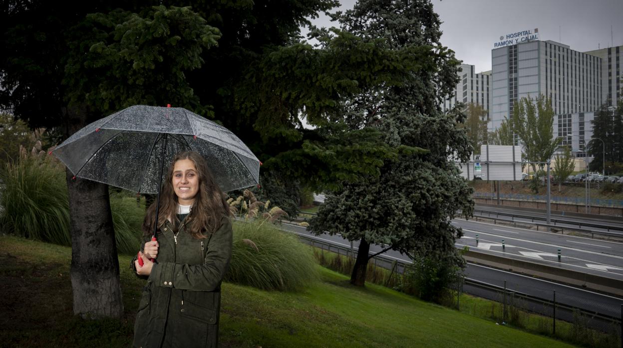 Carmen Lafuente posa frente al Hospital Ramón y Cajal, donde hizo las prácticas durante la carrera pero ahora le impiden desarrollar su puesto de bióloga, con especialidad en Bioquímica Clínica