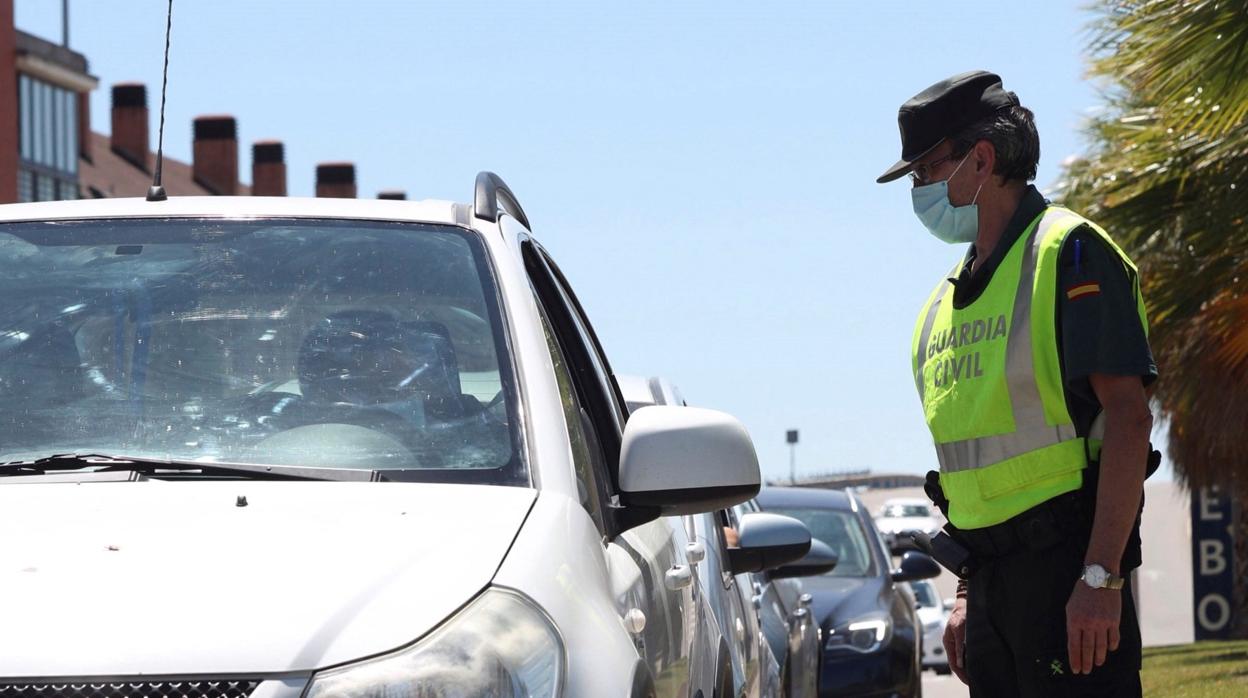 Un agente de tráfico informa a un conductor acerca de las medidas