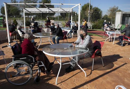 Los residentes disfrutan, con todas las medidas preventivas, de una mañana soleada, esta semana en Madrid